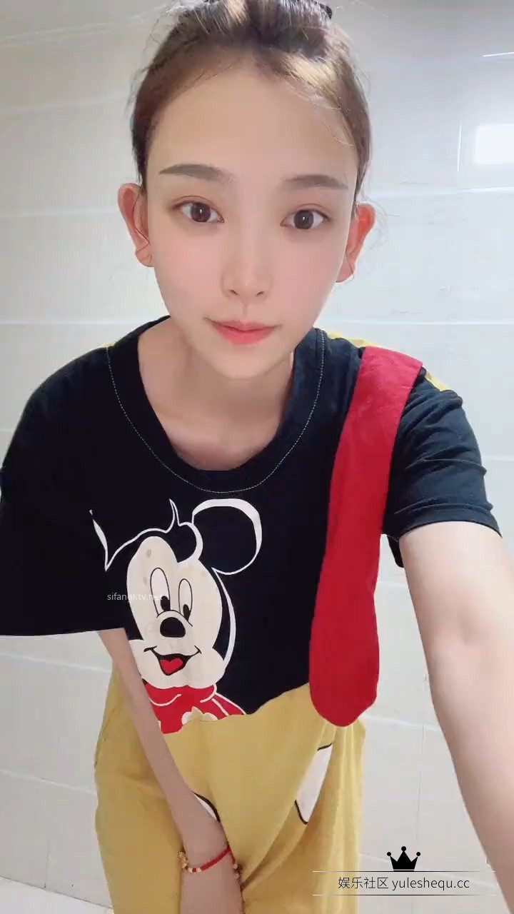 上帝派来治愈人间的小天使，这萧细的身材配上两只苹果般大的乳白兔，沐浴搓洗，硬~起.jpg